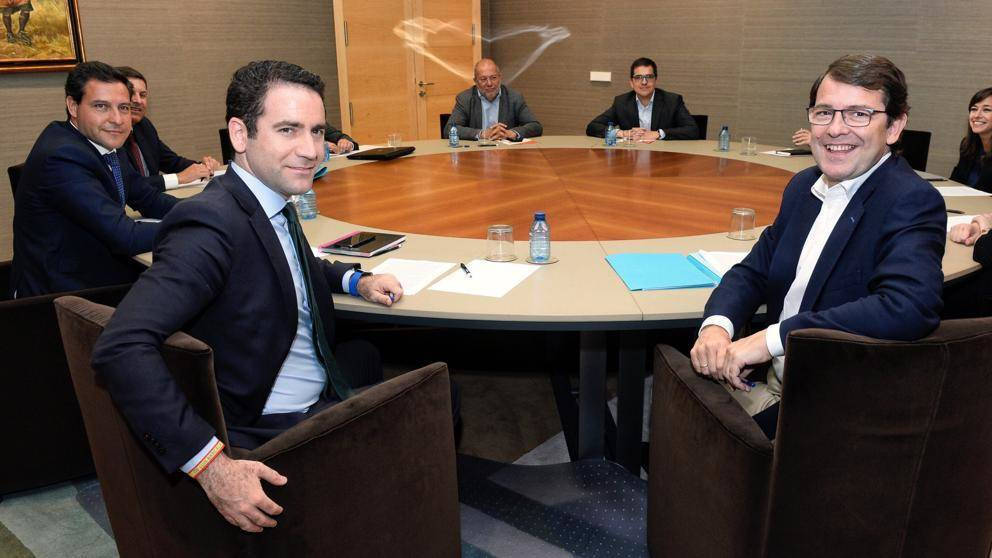 La mesa de negociación de PP y Cs.