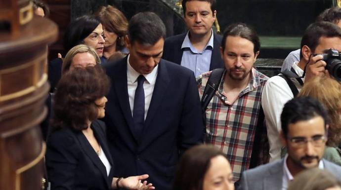 Calvo, Sánchez e Iglesias accediendo al hemiciclo en un pleno del Congreso.