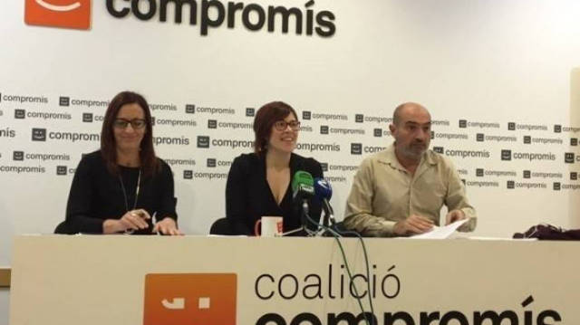 Amigó, a la izquierda, con Águeda Micó, portavoz de Compromís.