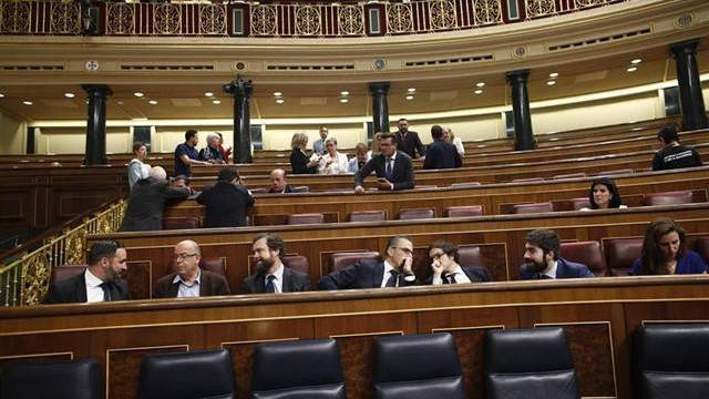 Los diputados de Vox, con Abascal a la cabeza, ocupando la bancada tras la del Gobierno en la sesión constitutiva de las Cortes