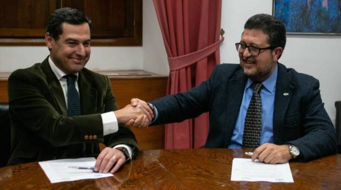 El presidente andaluz, Juan Manuel Moreno, y el líder de Vox en Andalucía, Francisco Serrano.