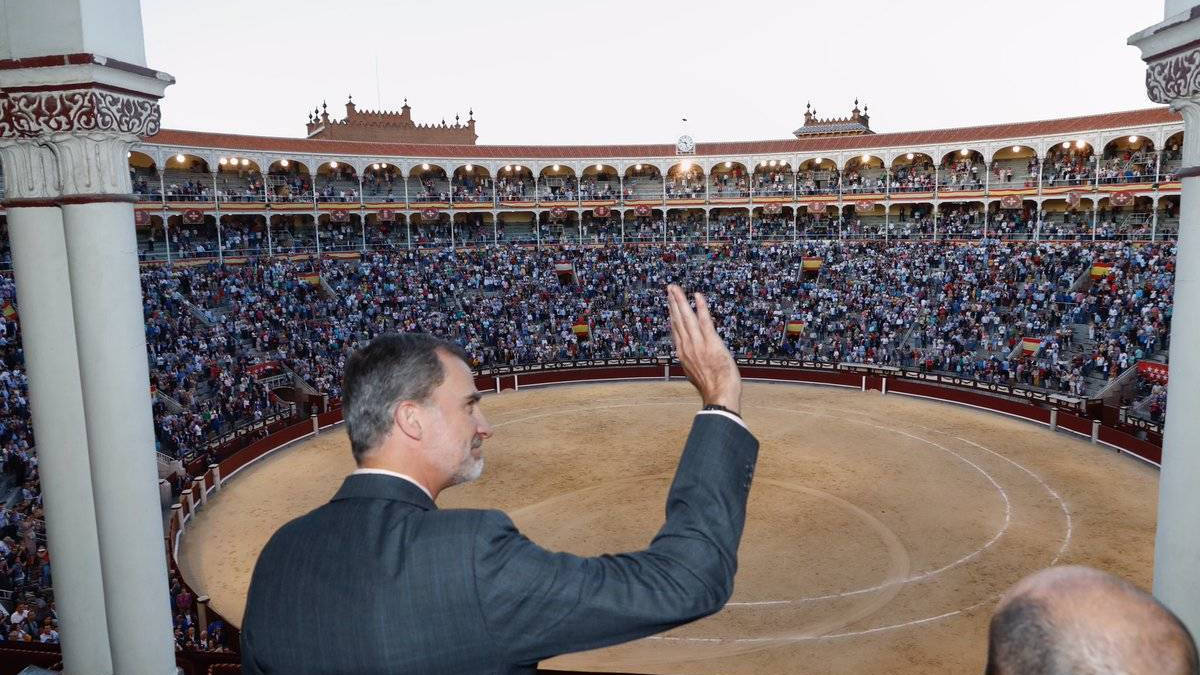 El Rey, saludando desde el palco al público reunido en Las Ventas