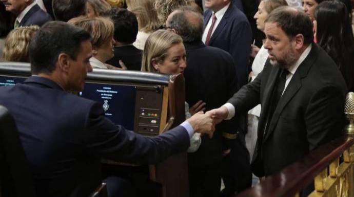 El apretón de manos y el "no te preocupes" entre Sánchez y Junqueras.