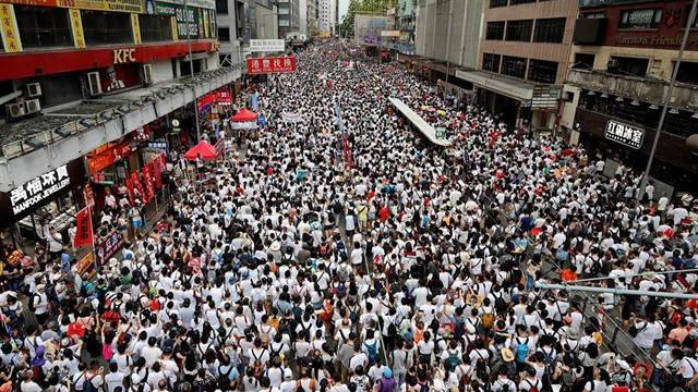 Multitudinaria manifestación en Hong Kong