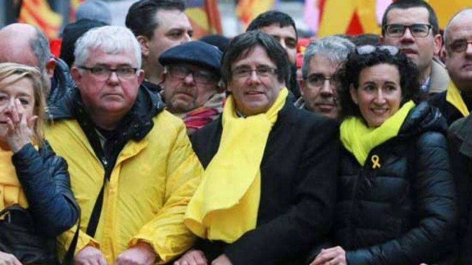 Puigdemont manifestándose en Bacelona con nacionalistas flamencos