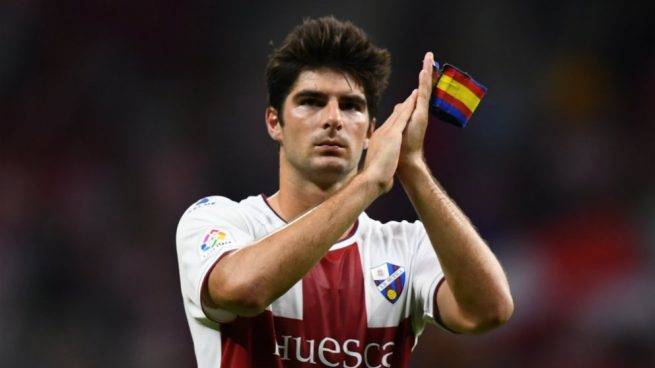 Gonzalo Melero, despidiéndose de una afición de la SD Huesca que le idolatró