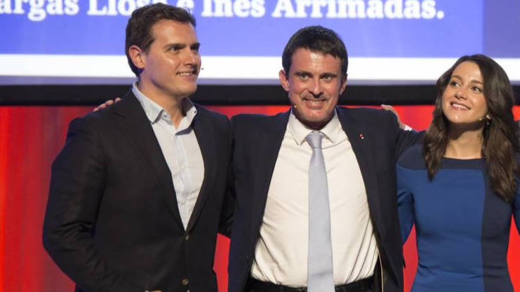 Valls flanqueado por Rivera y Arrimadas.
