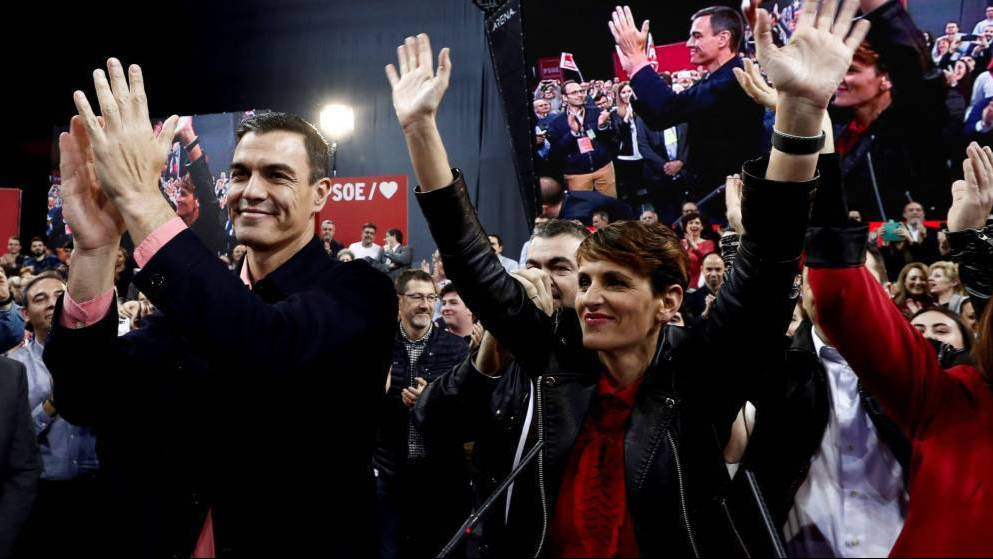 Pedro Sánchez junto a la líder del PSN, María Chivite. 