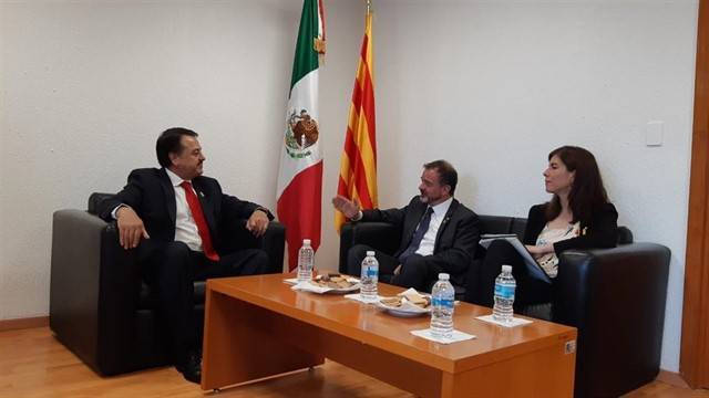 En el centro, el consejero Bosch en una reunión con representantes del Congreso mexicano presidida por las banderas de México y Cataluña