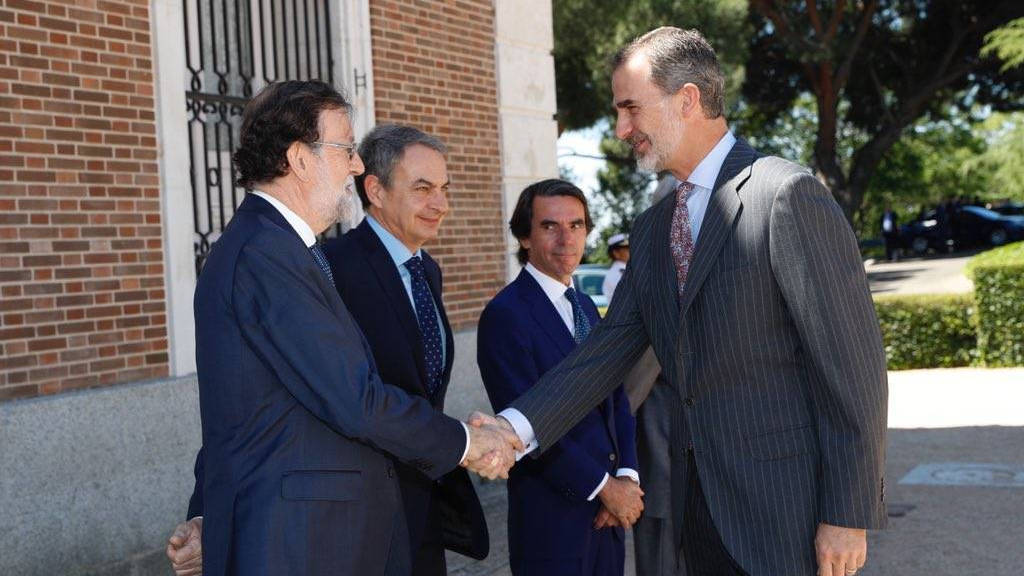 El Rey saludando a Mariano Rajoy en la reunión del Instituto Elcano