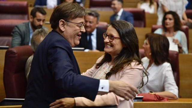 Ximo Puig y Mónica Oltra en la toma de posesión del presidente de la Generalitat
