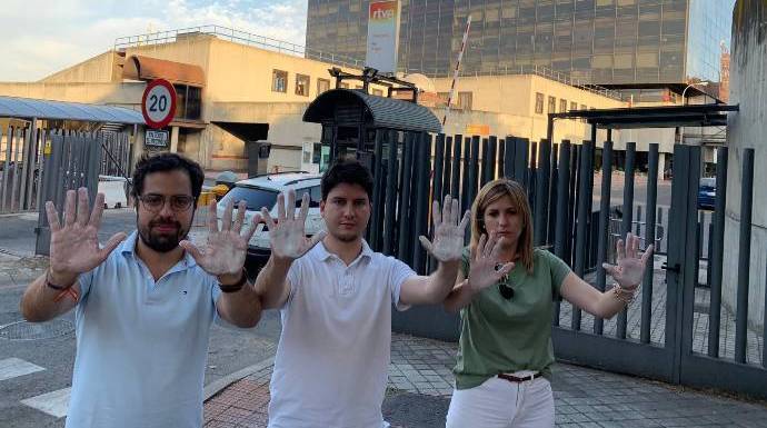 Los dirigentes de Nuevas Generaciones del PP, Eduardo Carazo, Diego Gago y Ana Pérez Baos, a las puertas de TVE.