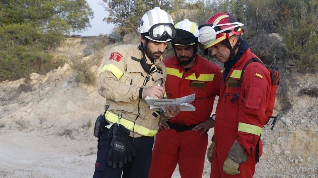 Dos militares de la UME junto a un bombero catalán.