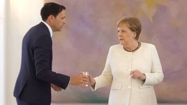Angela Merkel vuelve encender todas las alarmas con otro ataque de temblores 