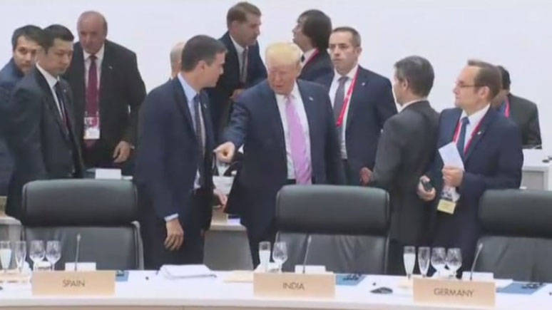 El momento en el que Trump manda sentar a Sánchez. 