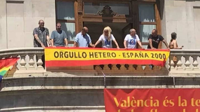 España 2000 colgando la bandera de España sobre el "Orgullo Hetero"