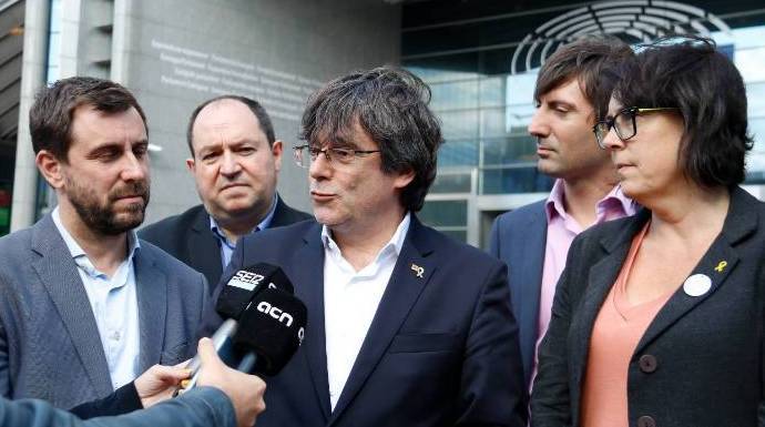 Puigdemont y Toni Comin, a las puertas del Parlamento Europeo. Dentro, no podrán estar.