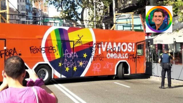 El autobus atacado, con el perfil de Rivera adaptado al Orgullo