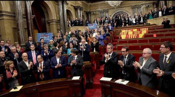 El Gobierno "rebelde" de Puigdemont aplaude la declaración de independencia.