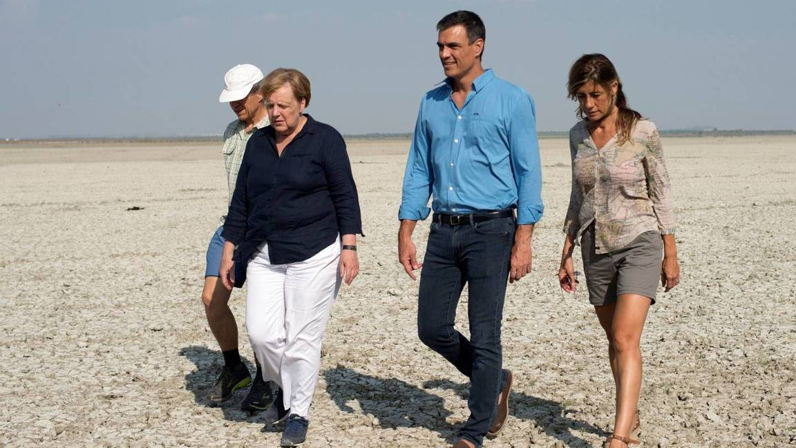 Sánchez y su mujer dando un paseo por la reserva en compañía de Merkel el verano pasado.