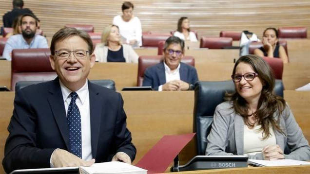 Ximo Puig y Mónica Oltra en el hemiciclo de les Corts Valencianes