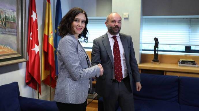 La popular Díaz Ayuso con el presidente de la Asamblea de Madrid, Juan Trinidad.