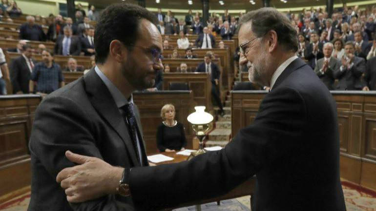 Antonio Hernando el día que el PSOE facilitó la investidura de Mariano Rajoy.