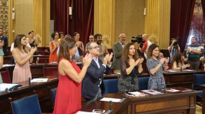 La socialista Armengol, presidenta de Baleares, y su vicepresidente, de Podemos.