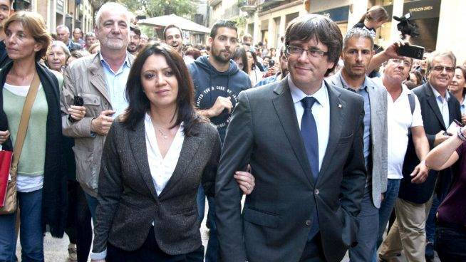 Puigdemont, paseando por las calles de Bruselas junto a su esposa