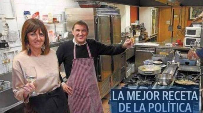 La líder del PSE, Idoia Mendía, y Otegi, en la polémica foto que inició el blanqueo de los proetarras por el PSOE.