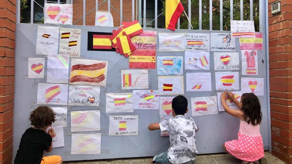 Mensajes y dibujos solidarios con la niña en la puerta de su colegio