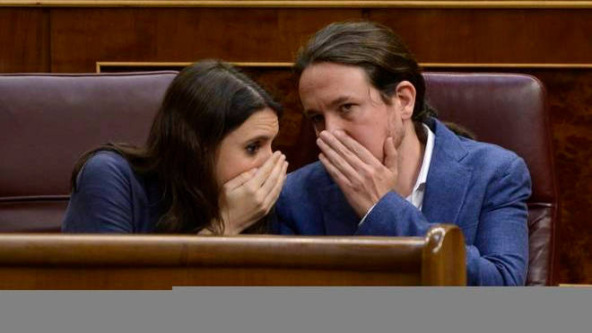Montero e Iglesias, cuchicheando en el Parlamento