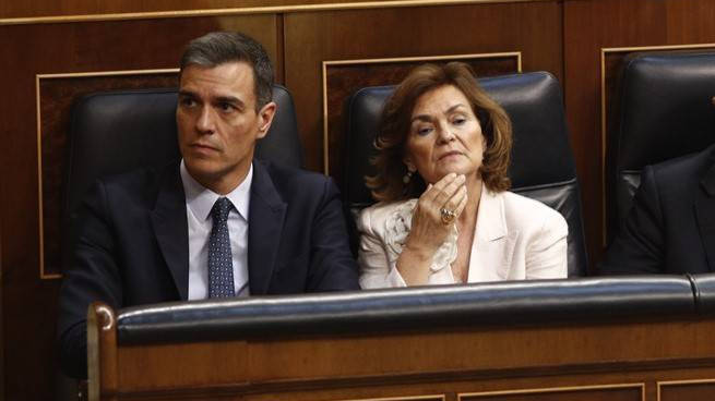 Sánchez y Calvo serios en sus escaños.