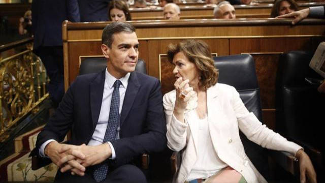 Pedro Sánchez y Carmen Calvo, tras la votación de investidura
