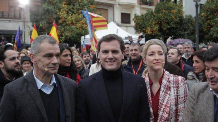 Cantó, con Rivera, Muñoz y Giner, el día en que anunció que se presentaba a las primarias para ser candidato de Ciudadanos a presidir la Generalitat