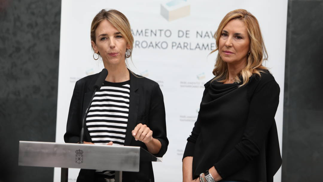 Ana Beltrán (derecha), junto a Cayetana Álvarez de Toledo