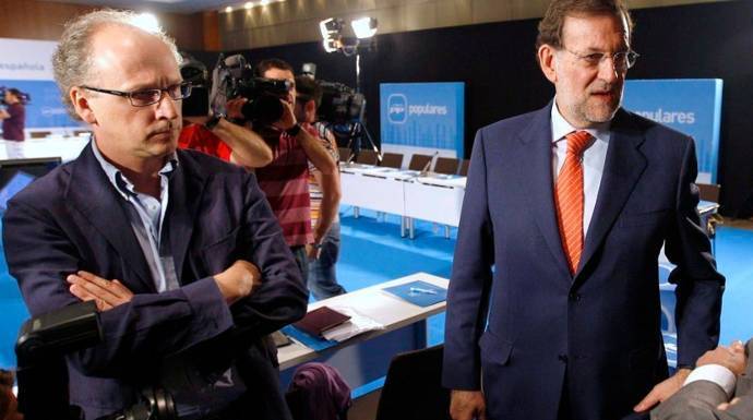 Elorriaga junto a Rajoy, con el que salió mal parado.