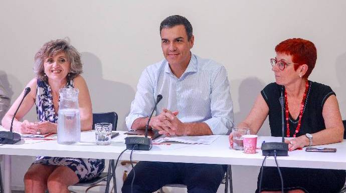 Sánchez y la ministra Carcedo, este martes con asociaciones de la España despoblada.