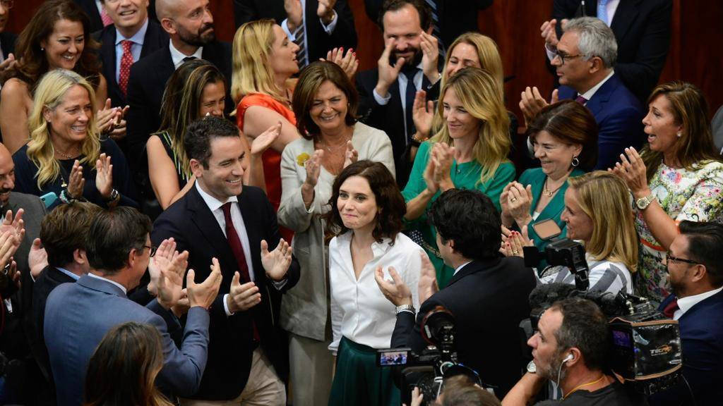 Díaz Ayuso aplaudida por sus compañeros tras la votación del miércoles.