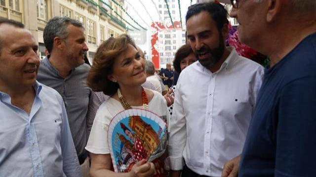 Carmen Calvo, paseándose por la Feria de Málaga