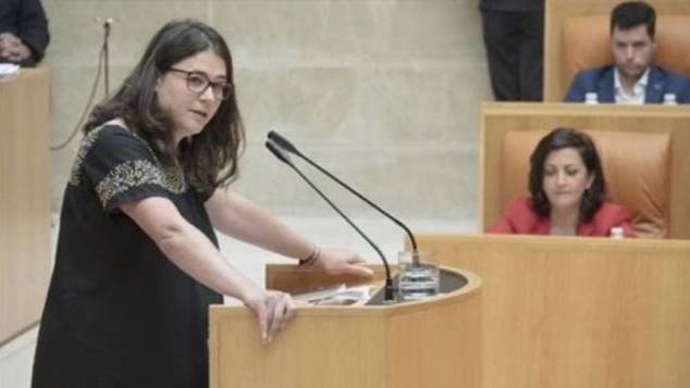 La socialista Concha Andreu escucha a la diputada de Podemos Raquel Moreno en el Parlamento riojano.
