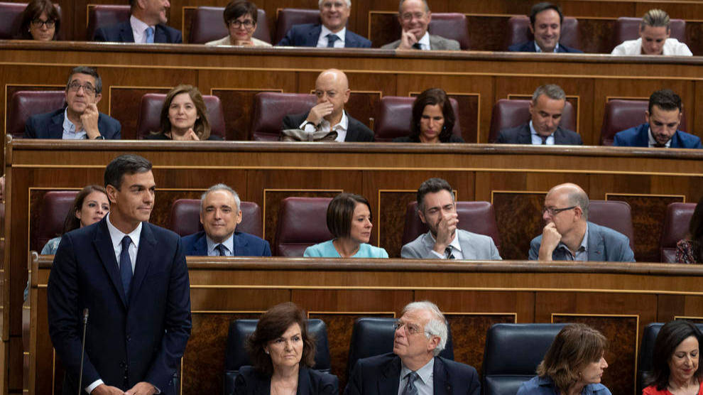 Pedro Sánchez en el Congreso, junto a la bancada del Gobierno del grupo socialista