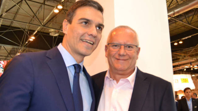 Pedro Sánchez con el alcalde de Dénia, Vicent Grimalt.