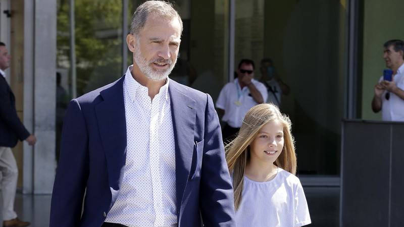 El Rey Felipe y su hija Sofía acudieron a visitar a Don Juan Carlos este jueves.