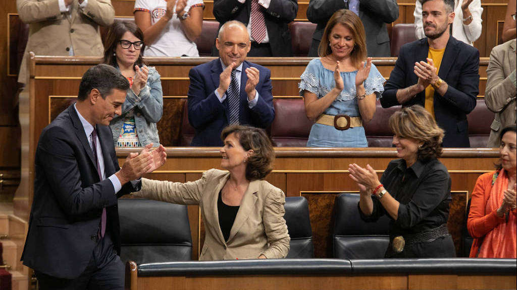 Sánchez aplaude a Carmen Calvo.