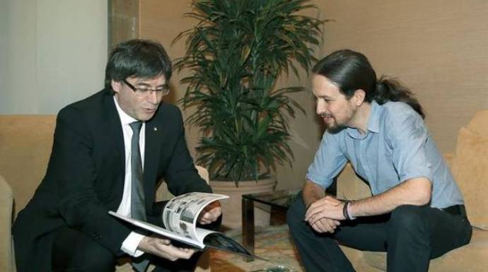 Puigdemont, en una de sus entrevistas con Iglesias cuando presidía la Generalitat.