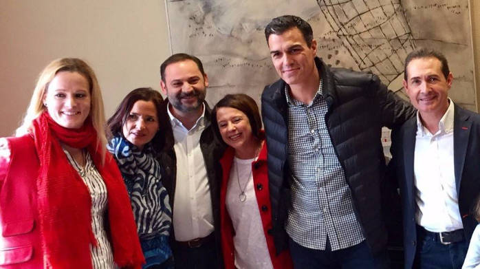 El alcalde de Xirivella (a la izquierda del presidente del Gobierno) ha sido uno de los principales báculos de Pedro Sánchez en su ascenso político