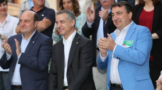 Ortuzar, Urkullu y Esteban no dan crédito a las formas del líder del PSOE.