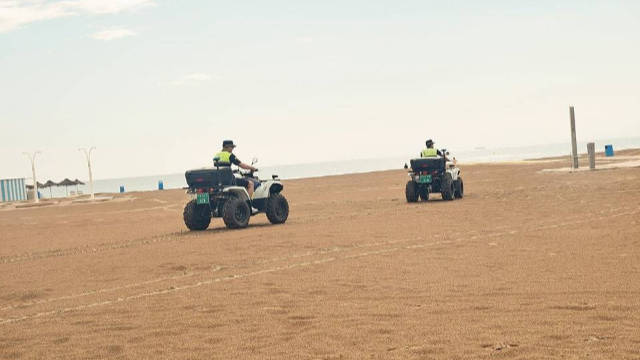 Policía Local en la playa de la Malvarrosa de Valencia