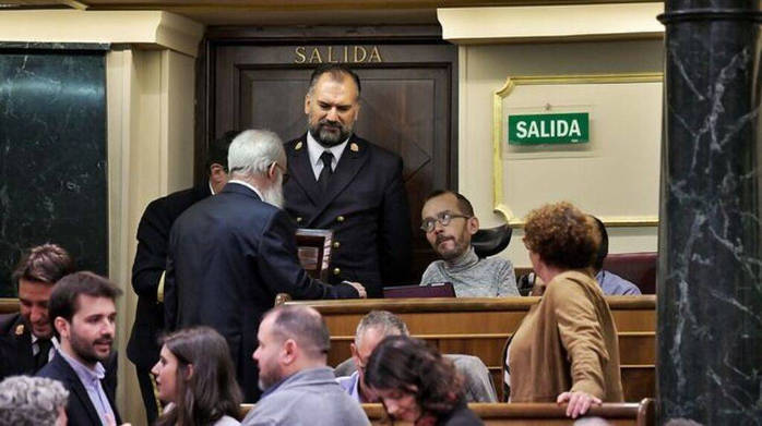 Pablo Echenique con el ujier y el presidente de la Mesa de Edad, Agustín Zamarrón. Dani Gago-Podemos.